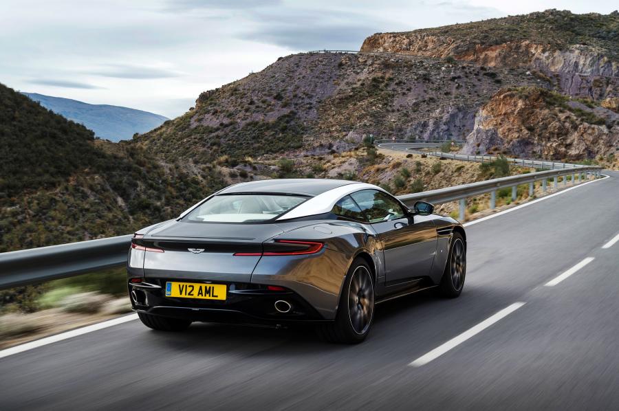  Aston Martin DB11 2016 года  (UK) (фото 11 из 33)